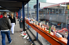 814577 Afbeelding van afval in de toegang van het Centraal Station bij het Stationsplateau te Utrecht, na afloop van de ...